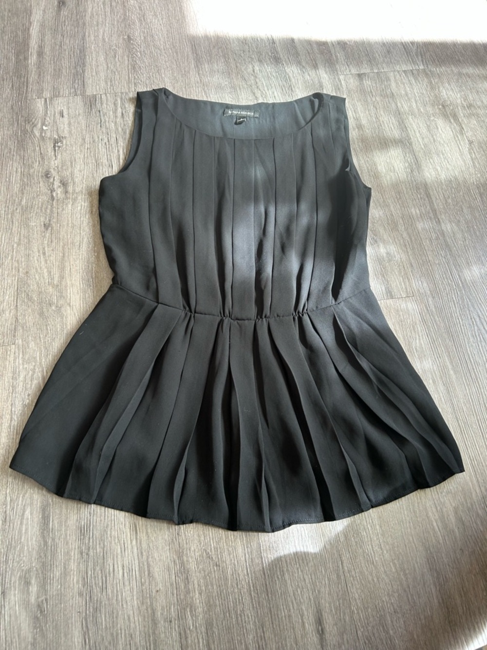 Banana Republic Black Sleeveless Pleated Top